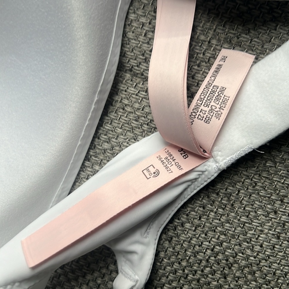 2 brand new Victoria’s Secret bras - Picture 7 of 12